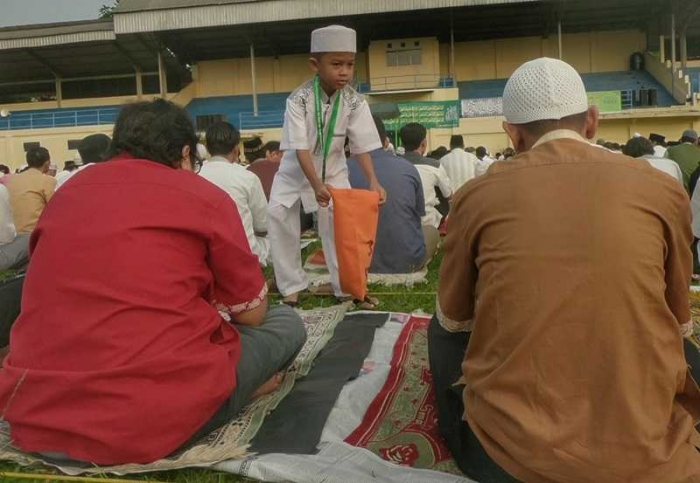 Anak-anak petugas pengumpul infak di tengah Shalat Ied (foto: widikurniawan)