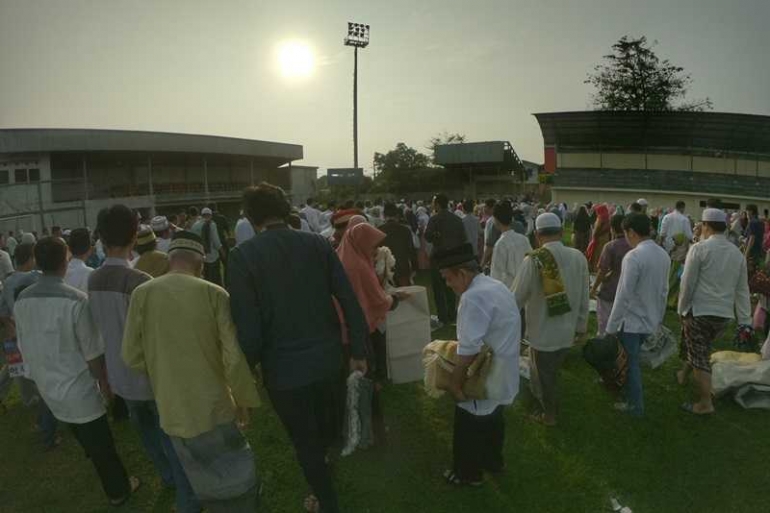 Jamaah meramaikan Stadion Merpati Kota Depok untuk menunaikan Shalat Ied, Jumat, 15 Juni 2018 (foto: widikurniawan)