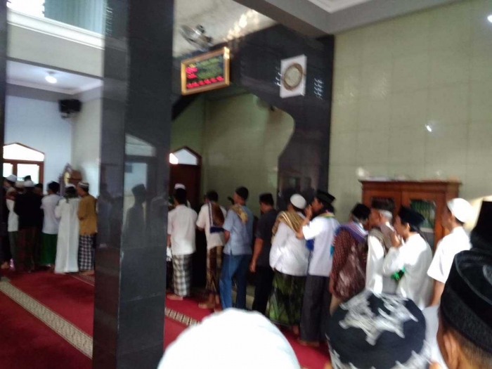Bersalaman usai salat Ied (dok.pribadi)