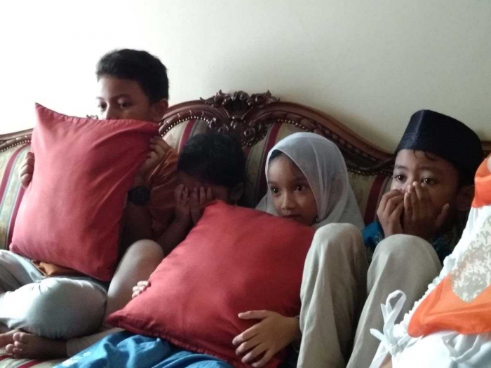 Nonton cuplikan film horor (dok.pri)