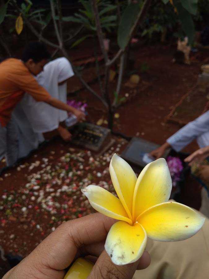 Berziarah ke makam nenek dan kakek (dok.pribadi)