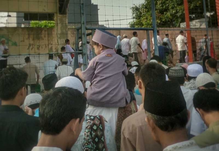 Anak-anak kecil pun riang gembira di hari nan fitri (foto: widikurniawan)