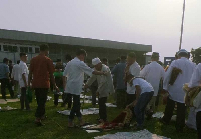 Usia dan kondisi kesehatan tak menyurutkan jamaah untuk datang (foto: widikurniawan)