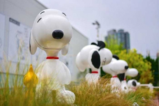 Patung resin Snoopy, menceritakan Snoopy lahir, ketika Snoopy masih kecil dan diceritakan sebagai 'anjing biasa', sampai Snoopy sekarang yang bisa 'berpikir' dan berjalan dengan kedua kakinya. matcha-jp.com