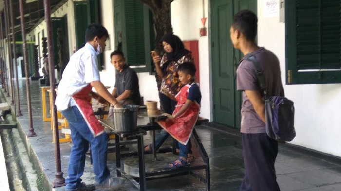 Kegiatan membuat keramik di museum seni rupa dan keramik (dok.windhu)
