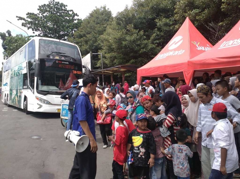 Warga Jakarta dapat naik Trans Jakarta Explorer untuk keliling kota Jakarta (dok.windhu)