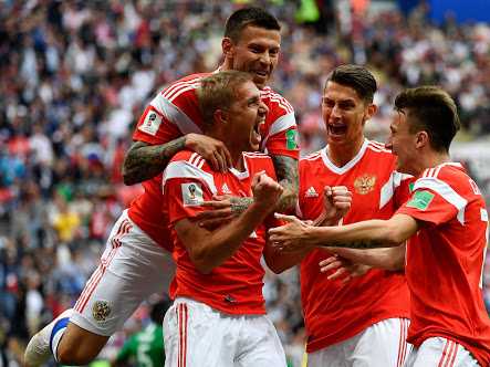 Rusia berpesta lima gol ke gawang Arab Saudi. Foto: Getty Images.