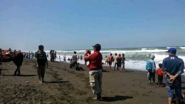 Asyik berfoto di Pantai Setrojenar - Dok. Susanti Hara
