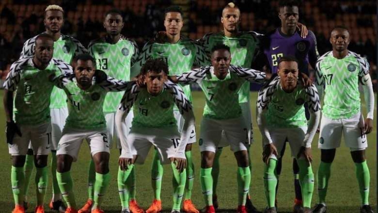 tim nasional Nigeria dengan seragam fenomenal mereka (twitter @thenff)