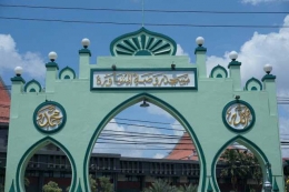 Pintu gerbang masjid (https://kimbaharisukolilobaru.blogspot.com)