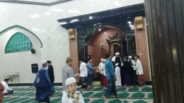 ruang inti masjid, nampak mihrab dan mimbar (koleksi pribadi)