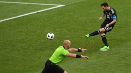 Megabintang Argentina, Lionel Messi, mengeksekusi penalti dalam laga Grup D Piala Dunia 2018 kontra Islandia di Spartak Stadium, Moskow, Rusia pada 16 Juni 2018. Sumber foto: Tribunsumsel.com