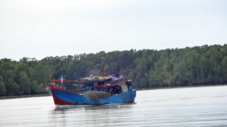 Sebuah Kapal Mengarungi Sungai di Daerah Papua. Dok:Pribadi