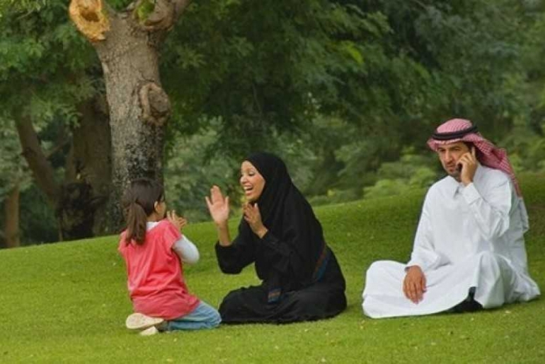 Ilustrasi, sebuah keluarga di Saudi Arabia hidup harmonis. Foto | Republika