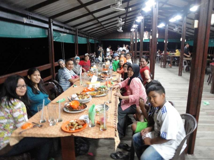 bersama keluarga dari etnis melayu (buka puasa bersama)