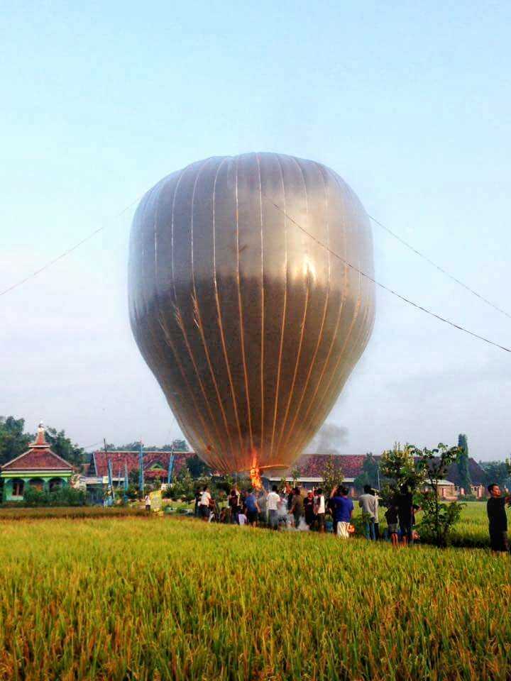 Balon udara akan di terbangkan oleh warga | foto : Nanang Diyanto