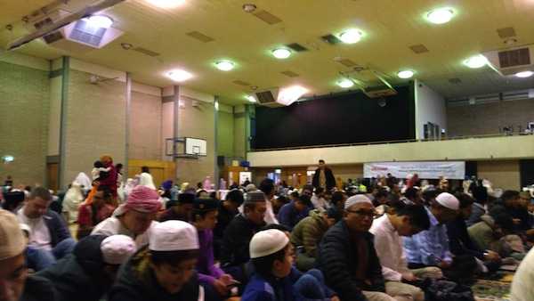 Hampir 400 an warga Muslim Indonesia mengikuti sholat Id di Flinders Uni hall