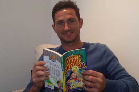 Frank Lampard dan bukunya. (Sumber: NurseryWorld.co)uk
