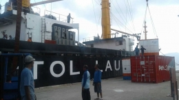 Kapal Tol Laut Pelni bongkar barang di Pelabuhan Selat Lampa, Natuna (Ft. Pelni)