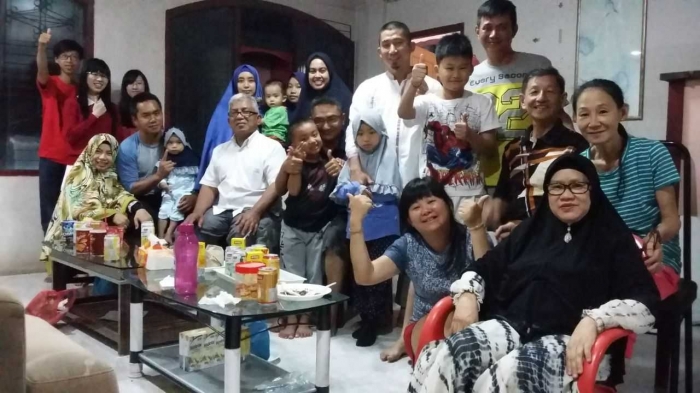 mengunjungi rumah tante saat imlek