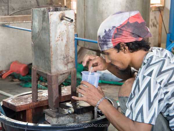 meneliti minyak daun cengkih. (Foto: Dok. Pri.)