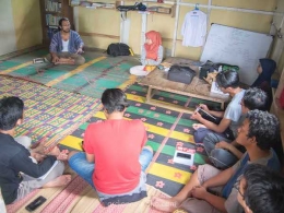 Setiap pagi Ricky Elson memberikan pengarahan singkat kepada para mahasiswa sebelum mereka melakukan tugas masing-masing. (Foto: Dok.Pri.)