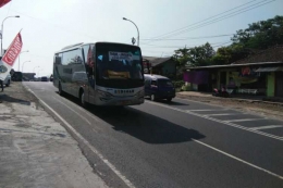 Sejumlah kendaraan saat melintas di Jalur Nagerg, Kabupaten Bandung, Sabtu (9/6/2018). (KOMPAS.com/DENDI RAMDHANI)