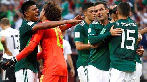 Selebrasi kemenangan tim Meksiko di tengah kesedihan pemain Jerman. Sumber foto: fifa.com