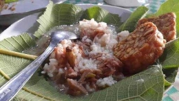 Sego Tewel atau nasi sayur nangka muda. Tanpa daging, tetap lezat. Makanan khas Pati. (Ilustrasi: IniPati.com).