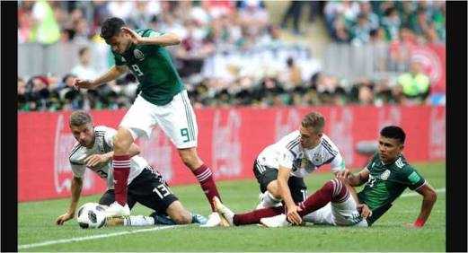 Pemain Jerman berjibaku berebut bola dengan pemain Meksiko