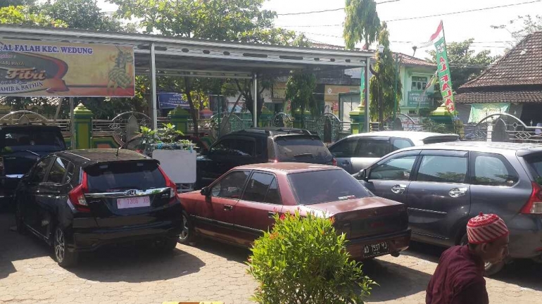 Parkir mobil di masjid besar alfalah wedung/Doc Pribadi