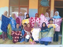 Foto para ibu rumah tangga Dusun Ngasem bersama mahasiswa dengan menunjukkan karya jumputan