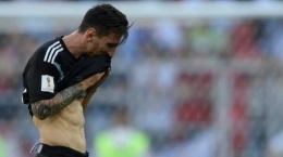 Lionel Messi usai gagal menendang pinalti (Gambar Tribunnews.com)