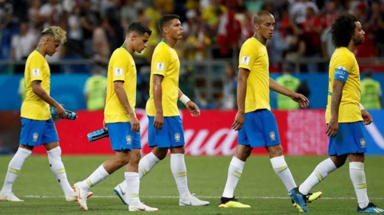 Pemain-pemain Brazil berjalan keluar lapangan setelah ditahan imbang Swiss 1-1 (foto: Google Timeline)