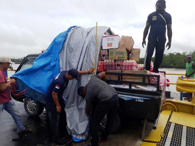 Aktifitas di Dermaga Pelabuhan Ferry Pomako.Dok:Pribadi