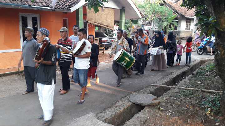 Seni genjring dalam upaya sosialisasi Pilkada serentak di desa Rajawetan (Dokumentasi pribadi)