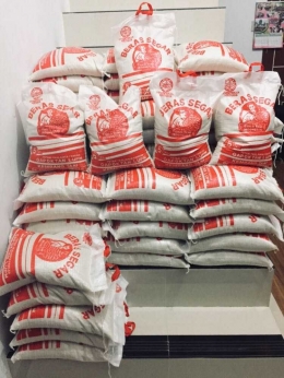 Kemasan beras seberat 5 kg yang dijual ke konsumen dengan harga Rp45.000 per sak. (Foto: Fajar) 