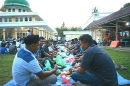 Suasana acara buka puasa bersama yang digelar oleh Panitia PHBI Peudaya di halaman Mesjid Jami' Kemukiman Peudaya Kecamatan Padang Tiji Kabupaten Pidie, Aceh (Foto: Maulana Marwan, ST) 