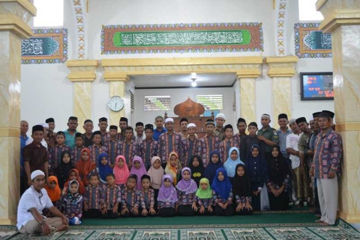 Sesi foto bersama Panitia PHBI Kemukiman Peudaya Kecamatan Padang Tiji Kabupaten Pidie, Provinsi Aceh dengan seluruh anak yatim dalam wilayah Kemukiman tersebut usai penyerahan dana santunan dan pendidikan di Mesjid Jami' setempat, Sabtu (9/6). (Foto: Maulana Marwan, ST) 