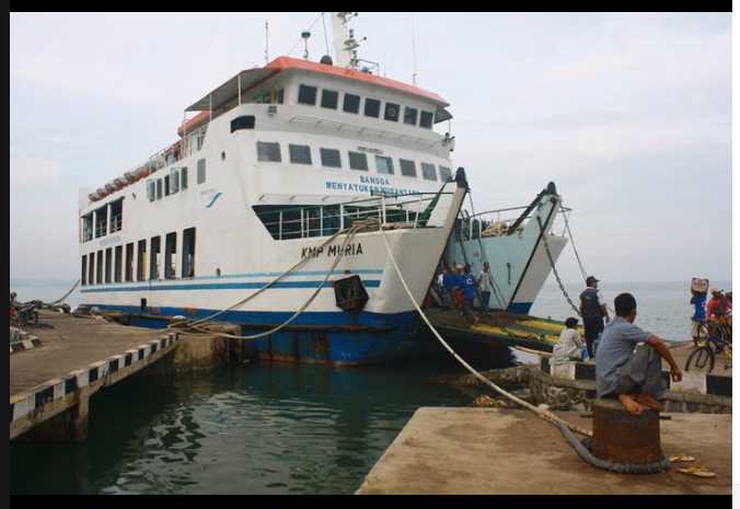 Deskripsi : Kapal Ferry KMP Muria tujuan Jepara - Karimun Jawa I Sumber Foto : Andri M