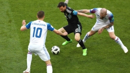 Messi dihadang dua penyerang. http://www.fifa.com