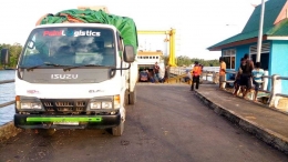 Kendaraan Pelni Logistic Mendistribusikan Bahan Pokok ke Pedalaman Papua. Dok:Pribadi