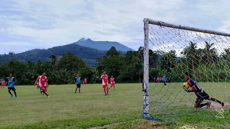 Pertandingan sepak bola sebagai hiburan saat lebaran (dok. Padang Tarok Center)