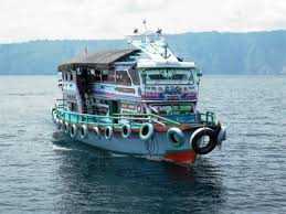 Modifikasi kapal di Danau Toba, apakah ini sesuai dengan spesifikasi kapal air tawar? (Sumber: hetanews.com).