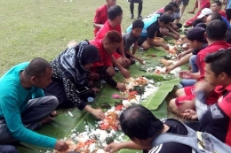 Makan bersama di acara penutupan Rantau Cup (dok Padang Tarok Center)