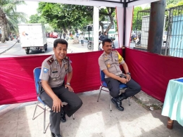 Kapolsek Cengkareng Kompol H. Khoiri Amnas, S.H., M.H., bersama Kanit Binmas Iptu Wiyanto, SH, saat mengecek Pos Taktis Exit Tol Rawa Buaya
