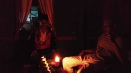 Suasana di rumah warga akibat padamnya listrik di wilayah Kabupaten Kerinci. TRIBUNJAMBI/HERU PITRA