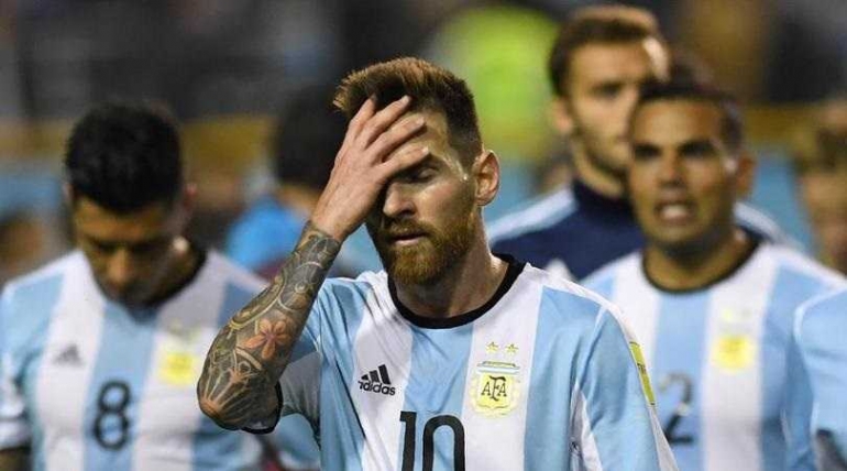 Lionel Messi tertunduk bersama Argentina (Foto Fourfourtwo.com)