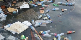 Sampah plastik berserakan di pinggir Pantai Labuan Bajo, Manggarai Barat, Flores, NTT, Rabu (30/8/2017); foto oleh Markus Makur (2017).