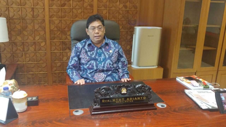 Drs. Utut Adianto saat di ruang kerja (Dok. Pribadi)